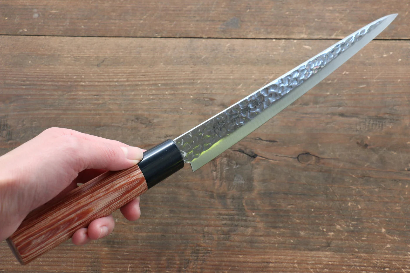 Kanetsune DSR-1K6 ลายค้อนตี มีดเลาะเอ็น Sujihiki มีดทำครัวญี่ปุ่น 210mm ด้ามไม้ Pakka wood สีแดง
