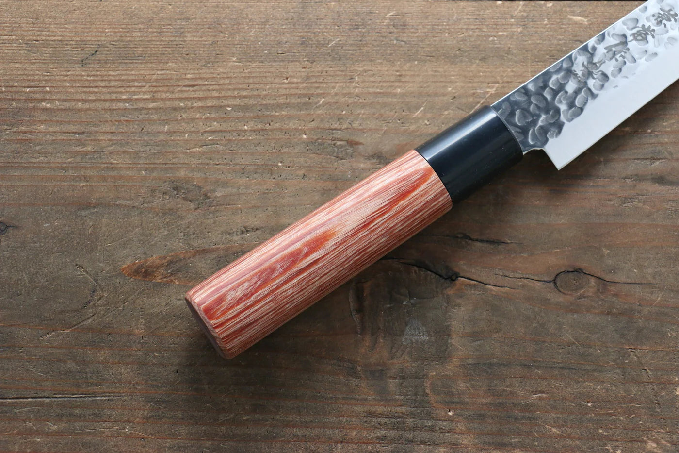 Kanetsune DSR-1K6 ลายค้อนตี มีดเลาะเอ็น Sujihiki มีดทำครัวญี่ปุ่น 210mm ด้ามไม้ Pakka wood สีแดง