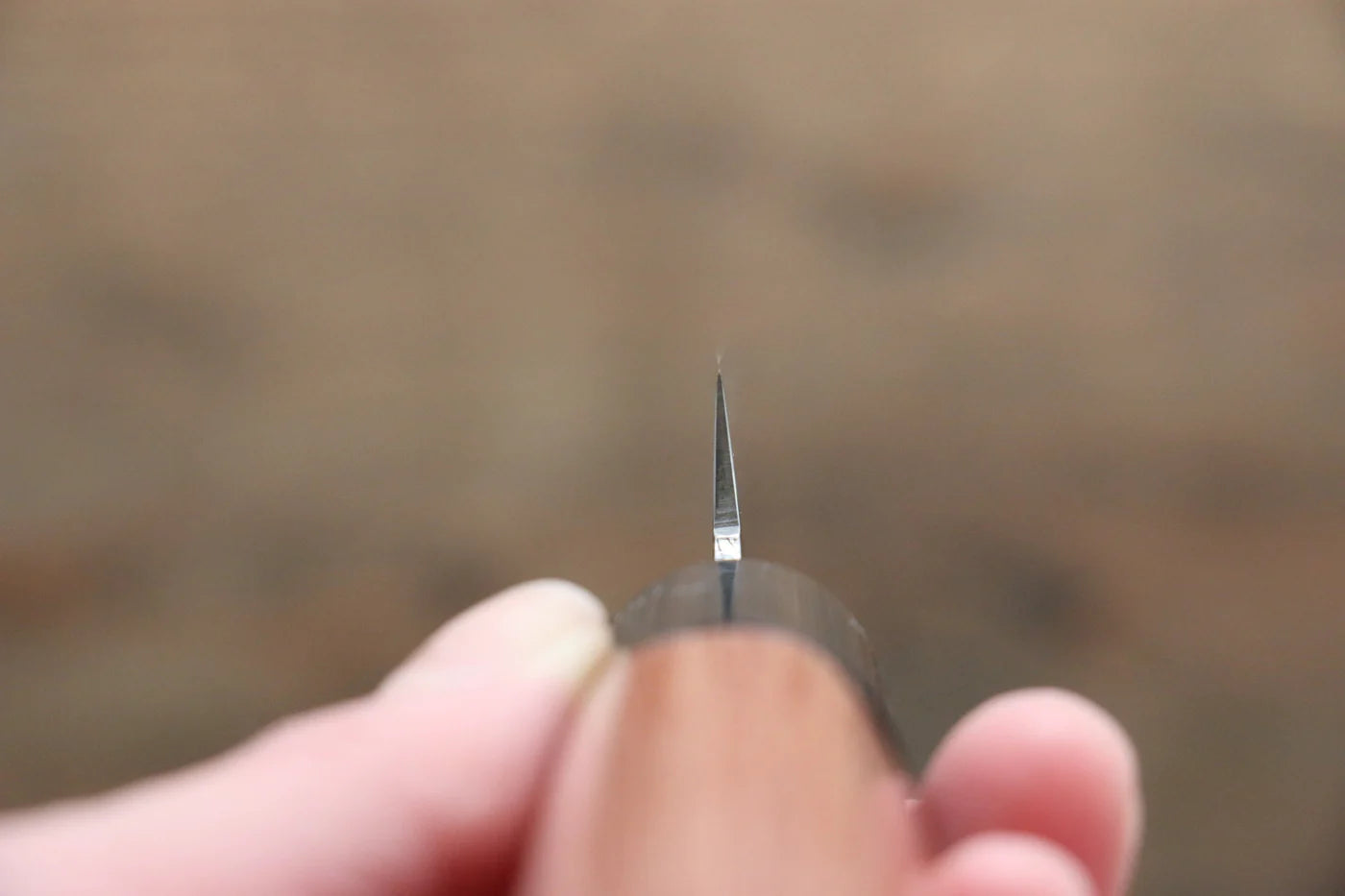 Kanetsune DSR-1K6 ลายค้อนตี มีดเลาะเอ็น Sujihiki มีดทำครัวญี่ปุ่น 210mm ด้ามไม้ Pakka wood สีแดง