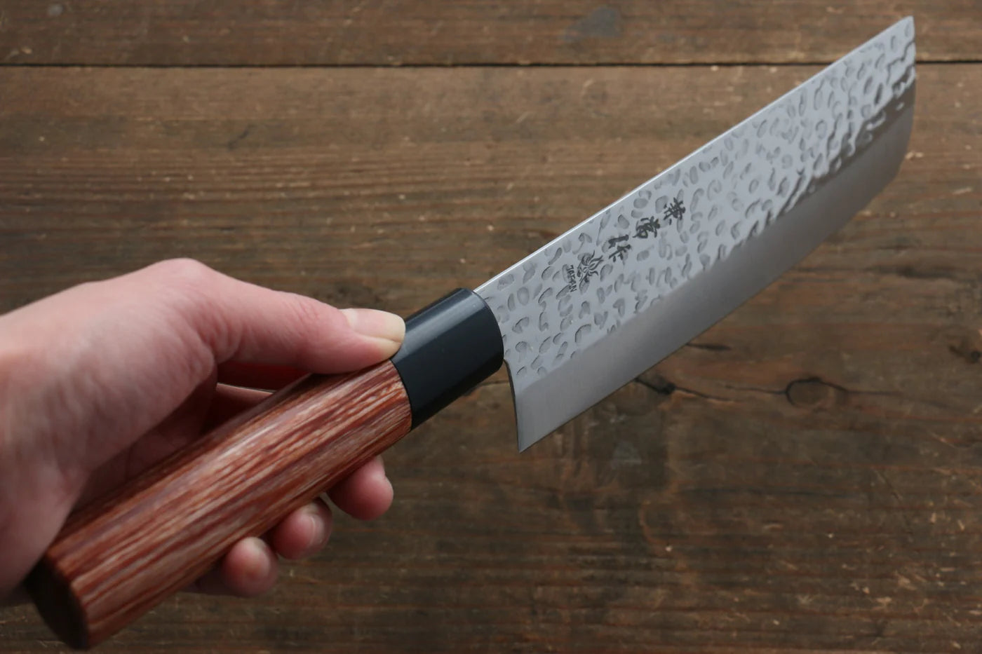 Kanetsune DSR-1K6 ลายค้อนตี มีดหั่นผัก Nakiri มีดทำครัวญี่ปุ่น 165mm ด้ามไม้ Pakka wood สีแดง