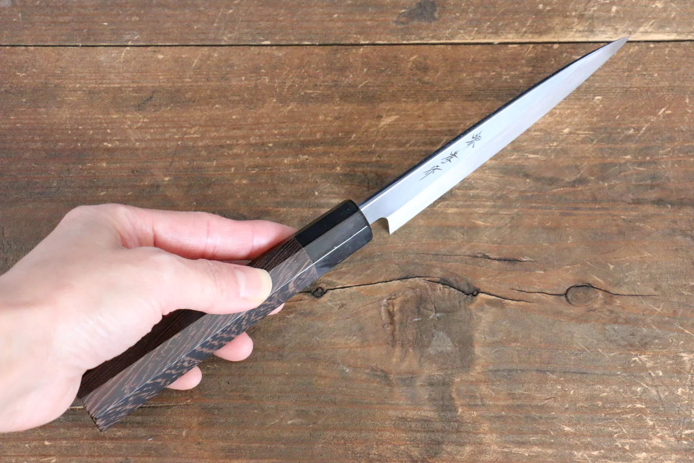 Sakai Takayuki Honyaki White Steel (เหล็กกล้าขาว) No.2 มีดเเกะลายใบไม้สำหรับประดับ Baran มีดทำครัวญี่ปุ่น 120mm ด้ามไม้เวงเก้ มีฝัก (ปลอก) มีด