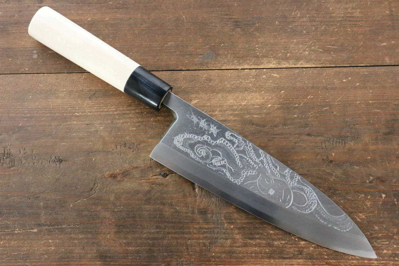 Sakai Takayuki Kasumitogi White Steel (เหล็กกล้าขาว) สลักลายปลาหมึกยักษ์ มีด Deba มีดทำครัวญี่ปุ่น ด้ามต้นเเมกโนเลีย