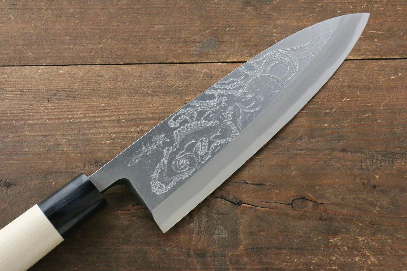 Sakai Takayuki Kasumitogi White Steel (เหล็กกล้าขาว) สลักลายปลาหมึกยักษ์ มีด Deba มีดทำครัวญี่ปุ่น ด้ามต้นเเมกโนเลีย