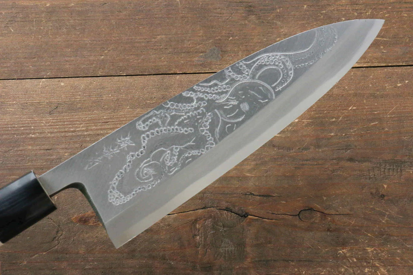 Sakai Takayuki Kasumitogi White Steel (เหล็กกล้าขาว) สลักลายปลาหมึกยักษ์ มีด Deba มีดทำครัวญี่ปุ่น ด้ามต้นเเมกโนเลีย