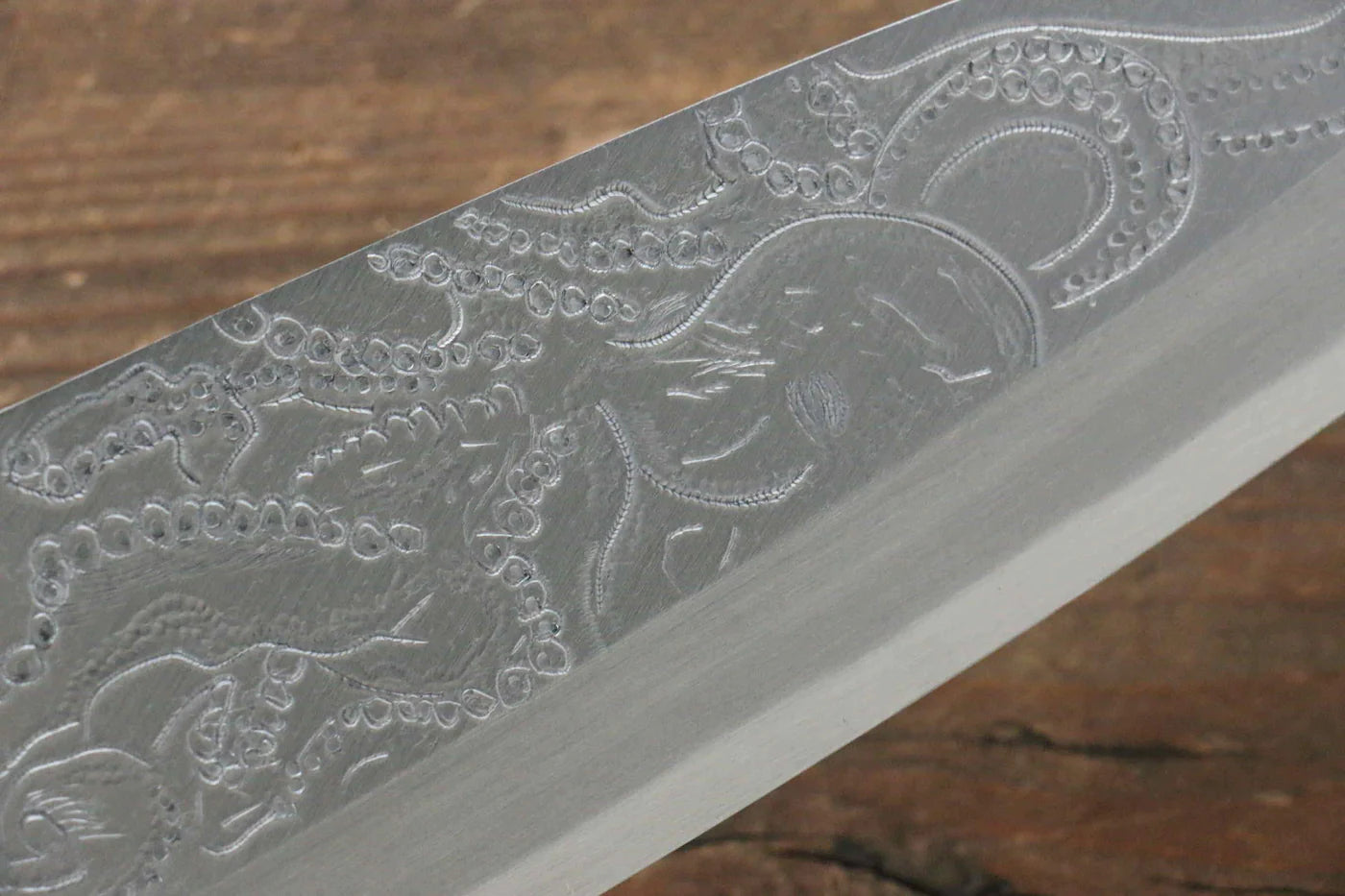 Sakai Takayuki Kasumitogi White Steel (เหล็กกล้าขาว) สลักลายปลาหมึกยักษ์ มีด Deba มีดทำครัวญี่ปุ่น ด้ามต้นเเมกโนเลีย