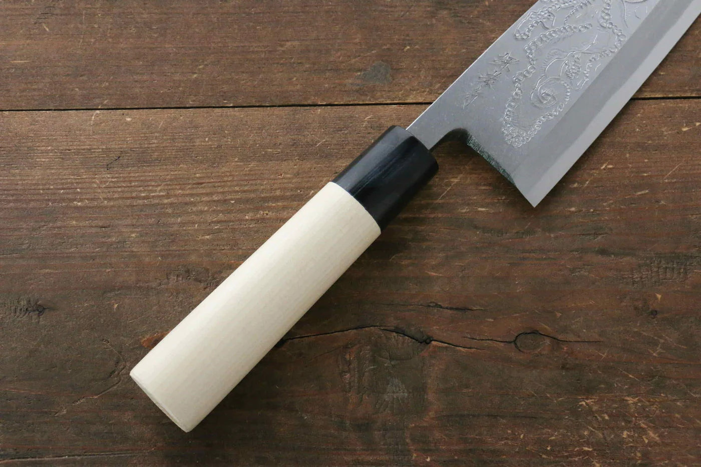 Sakai Takayuki Kasumitogi White Steel (เหล็กกล้าขาว) สลักลายปลาหมึกยักษ์ มีด Deba มีดทำครัวญี่ปุ่น ด้ามต้นเเมกโนเลีย