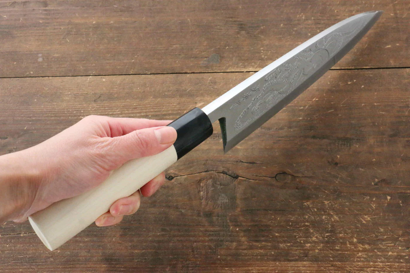 Sakai Takayuki Kasumitogi White Steel (เหล็กกล้าขาว) สลักลายปลาหมึกยักษ์ มีด Deba มีดทำครัวญี่ปุ่น ด้ามต้นเเมกโนเลีย