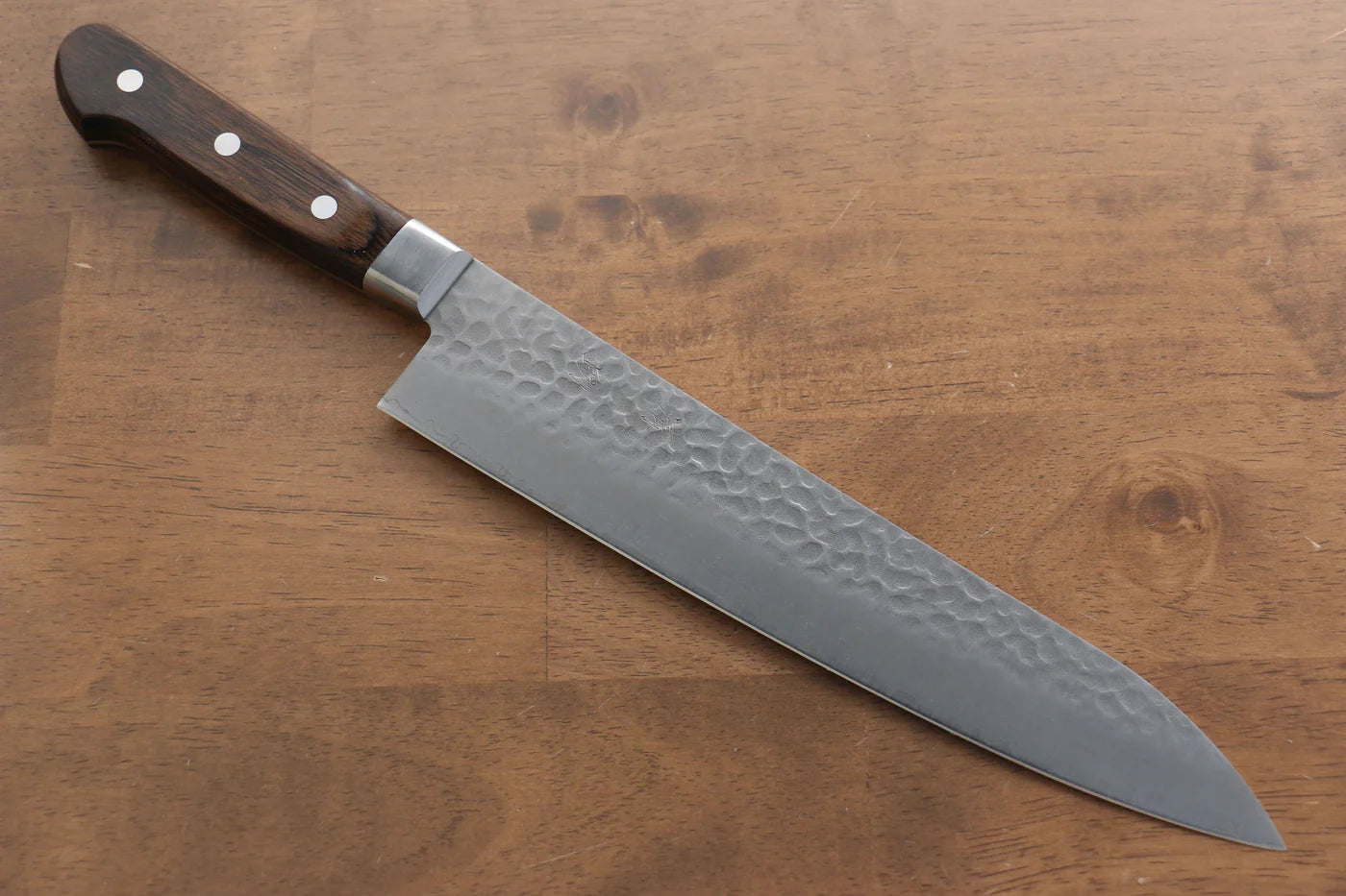 Seisuke AUS8 ลายค้อนตี มีดกิวโตะ Gyuto มีดทำครัวญี่ปุ่น 240mm ด้ามไม้ Pakka wood สีน้ำตาล