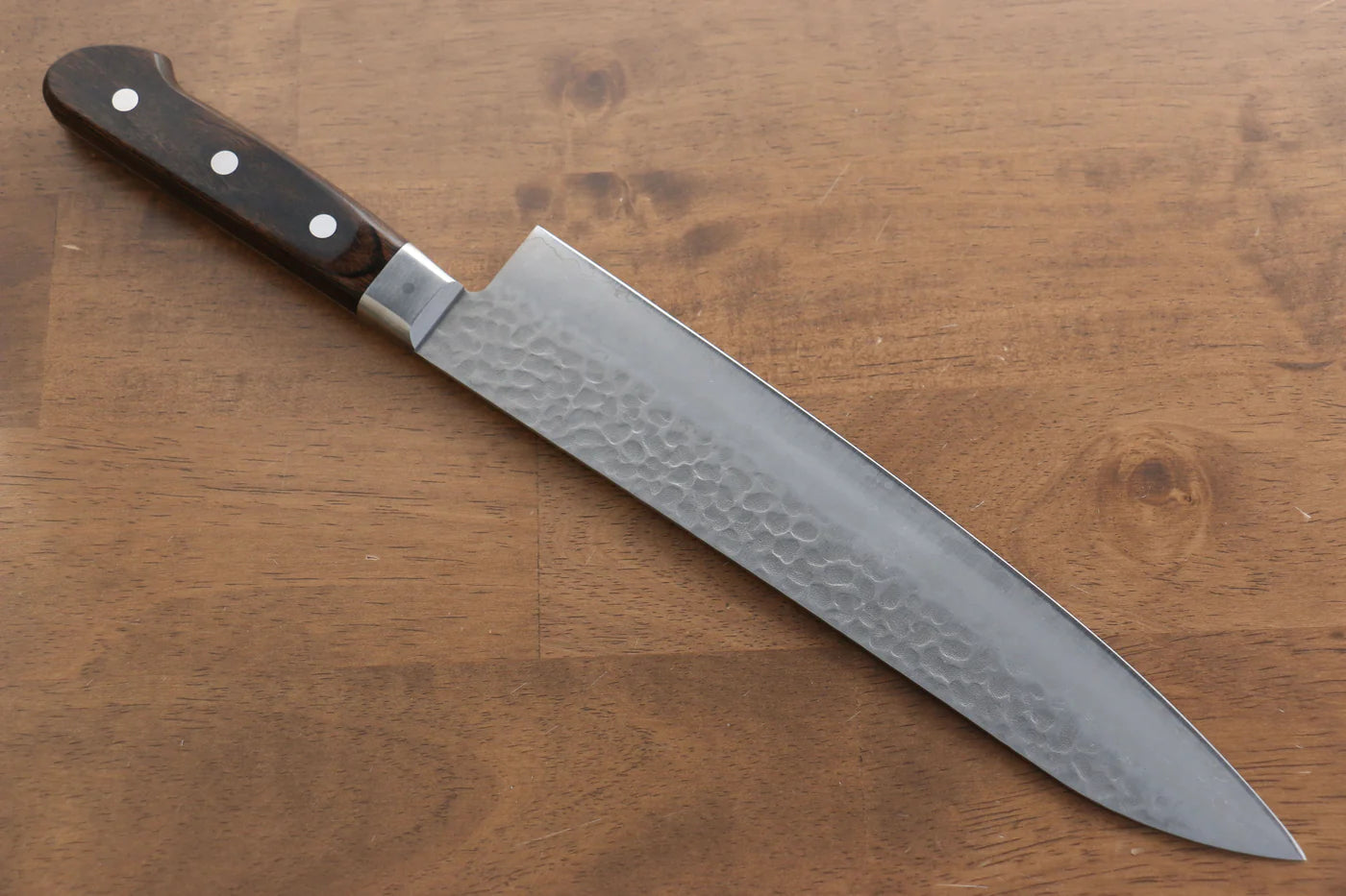 Seisuke AUS8 ลายค้อนตี มีดกิวโตะ Gyuto มีดทำครัวญี่ปุ่น 240mm ด้ามไม้ Pakka wood สีน้ำตาล