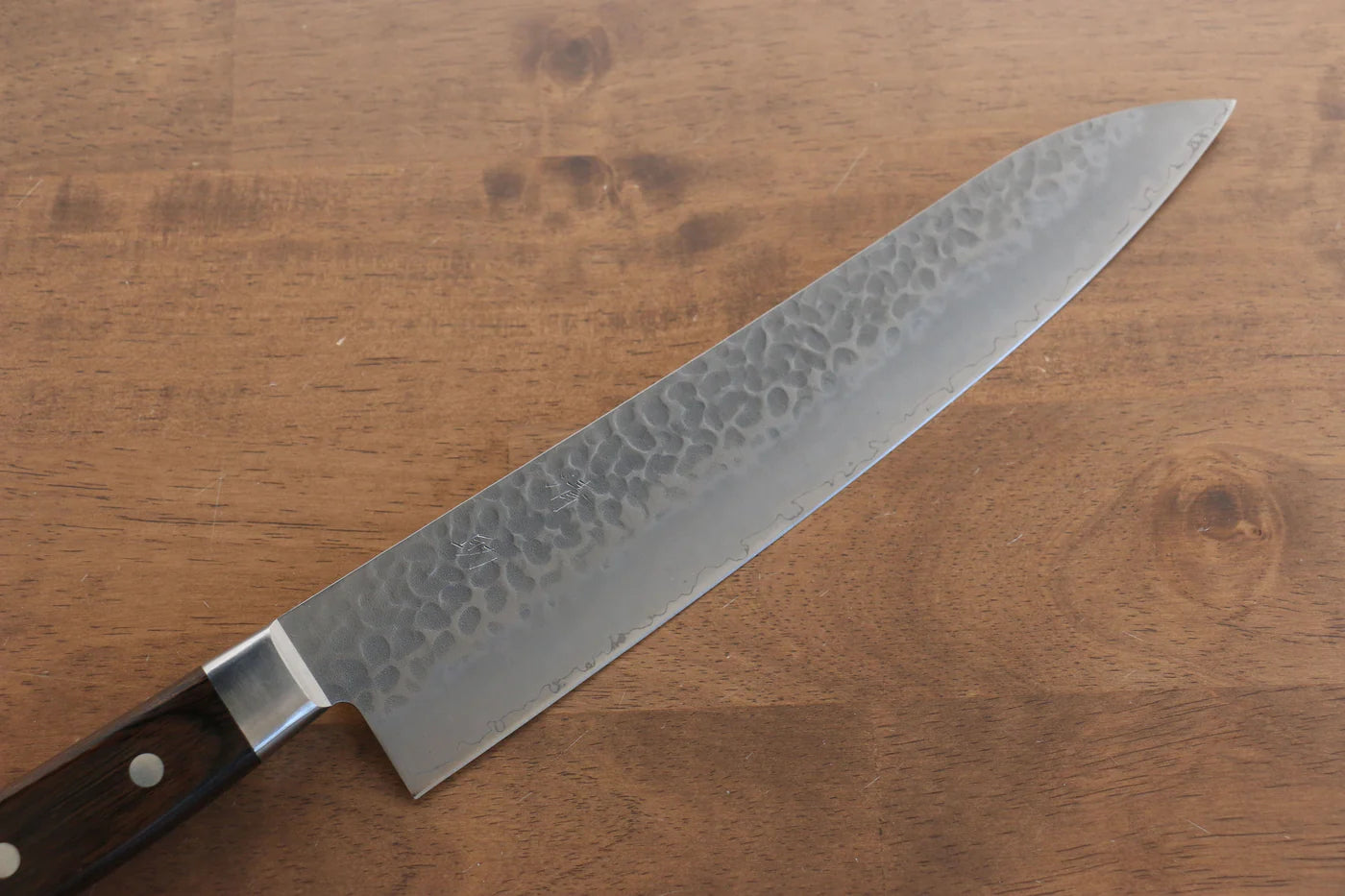 Seisuke AUS8 ลายค้อนตี มีดกิวโตะ Gyuto มีดทำครัวญี่ปุ่น 240mm ด้ามไม้ Pakka wood สีน้ำตาล