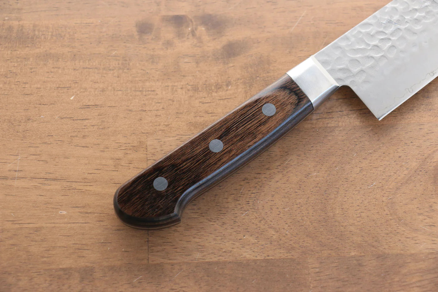 Seisuke AUS8 ลายค้อนตี มีดกิวโตะ Gyuto มีดทำครัวญี่ปุ่น 240mm ด้ามไม้ Pakka wood สีน้ำตาล