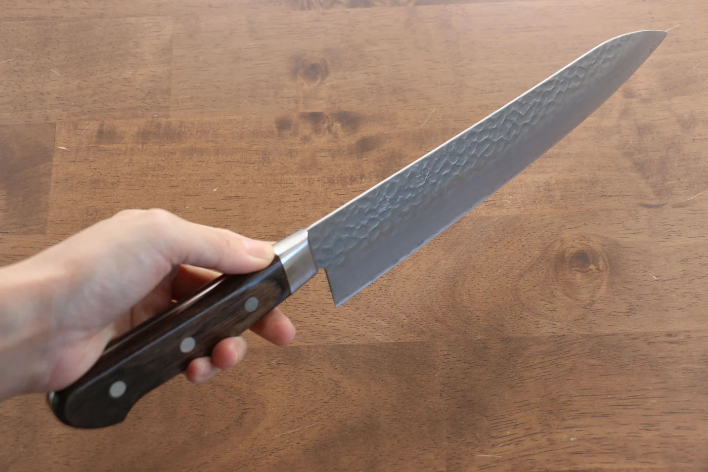 Seisuke AUS8 ลายค้อนตี มีดกิวโตะ Gyuto มีดทำครัวญี่ปุ่น 240mm ด้ามไม้ Pakka wood สีน้ำตาล