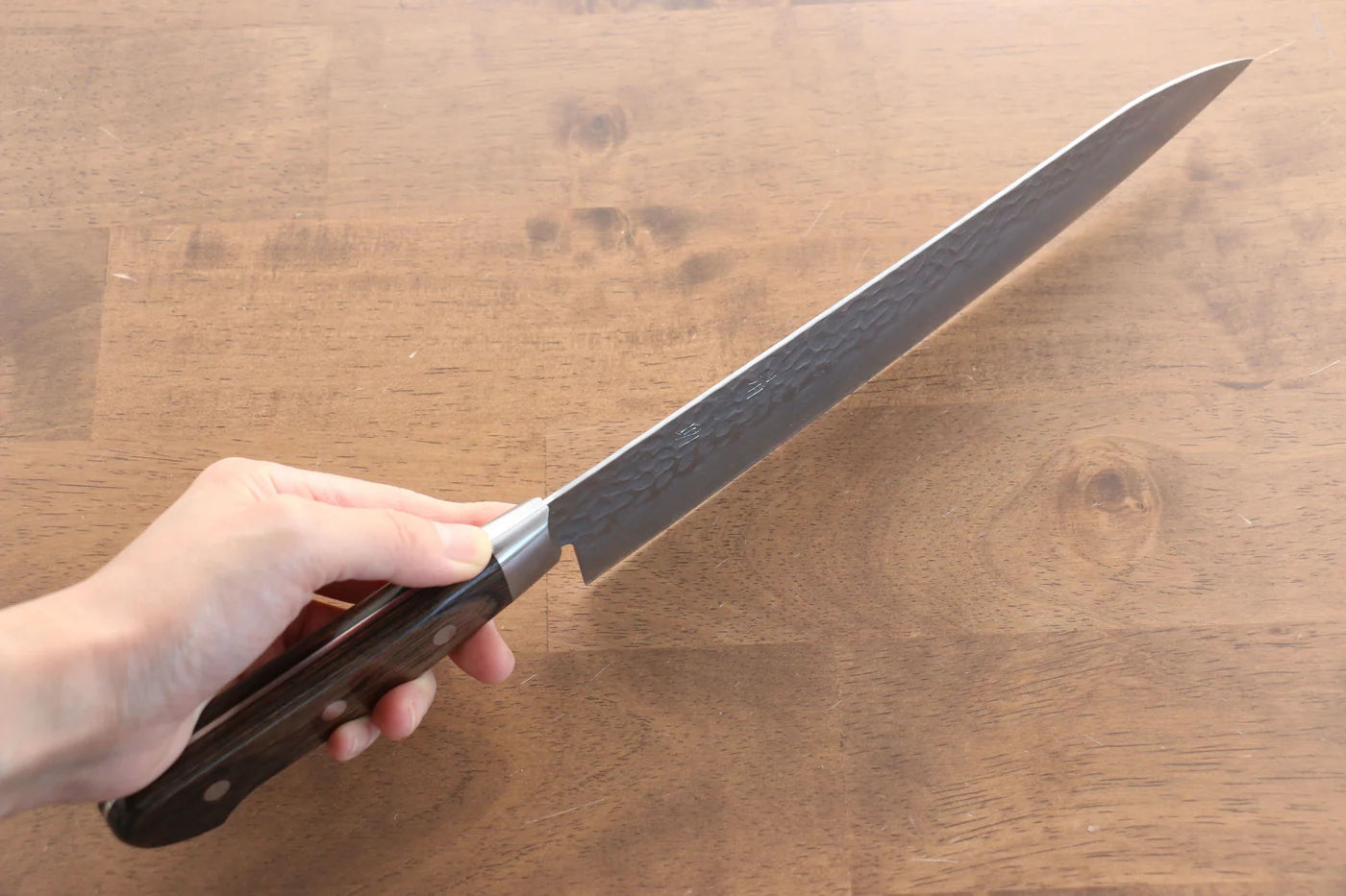 Seisuke AUS8 ลายค้อนตี มีดกิวโตะ Gyuto มีดทำครัวญี่ปุ่น 240mm ด้ามไม้ Pakka wood สีน้ำตาล