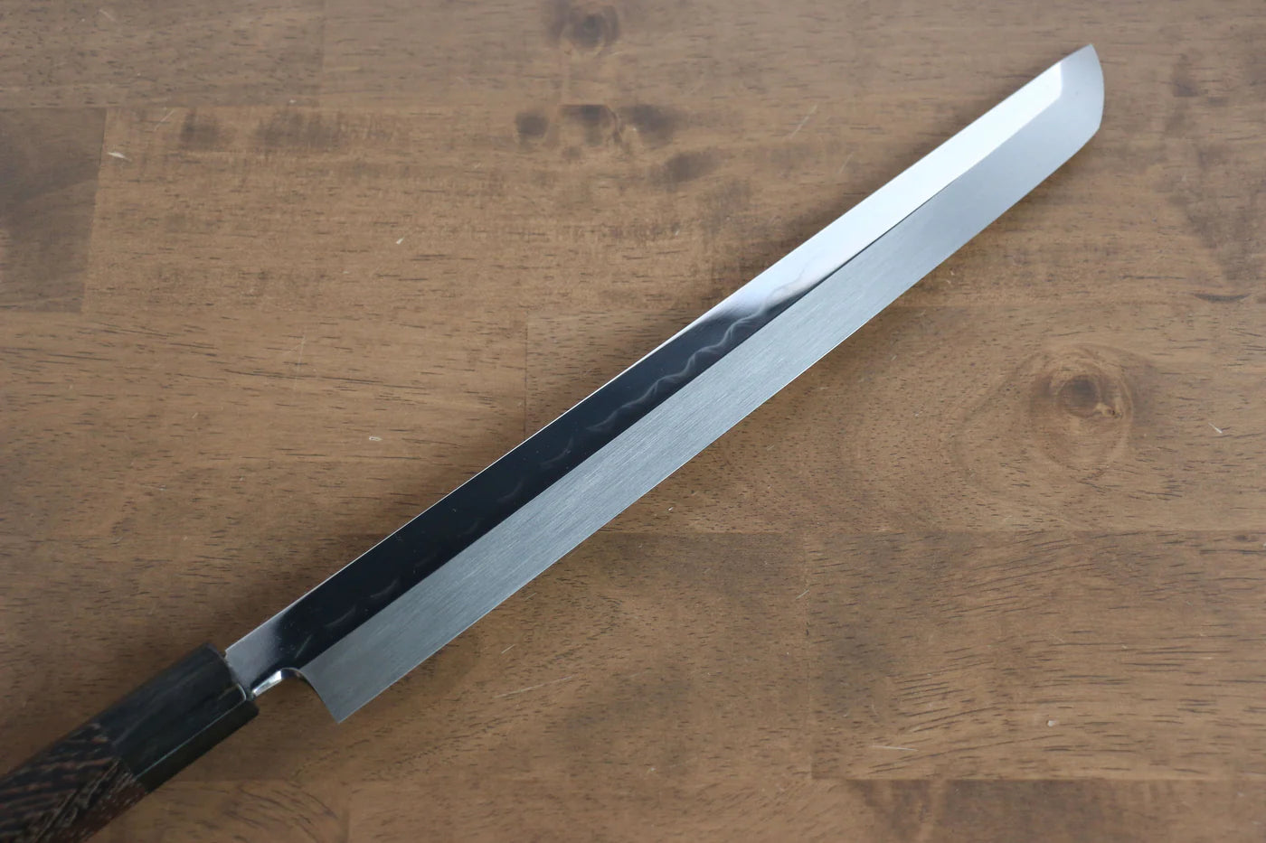 Sakai Takayuki Water Quenching Honyaki White Steel (เหล็กกล้าขาว) No.2 ขัดขึ้นเงากระจก มีด Sakimaru Yanagiba มีดทำครัวญี่ปุ่น 300mm ด้ามไม้เวงเก้ ประดับห่วงเขาควายคู่ มีฝัก (ปลอก) มีด