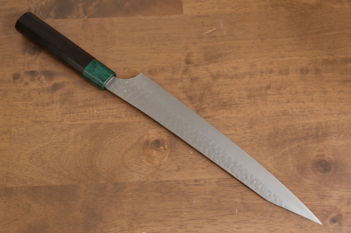 Yu Kurosaki Senko Ei R2/SG2 ลายค้อนตี มีดเลาะเอ็น Sujihiki มีดทำครัวญี่ปุ่น 240mm ด้ามไม้พะยูง (เฟอร์รูล: ไม้ Pakka wood สีเขียว)