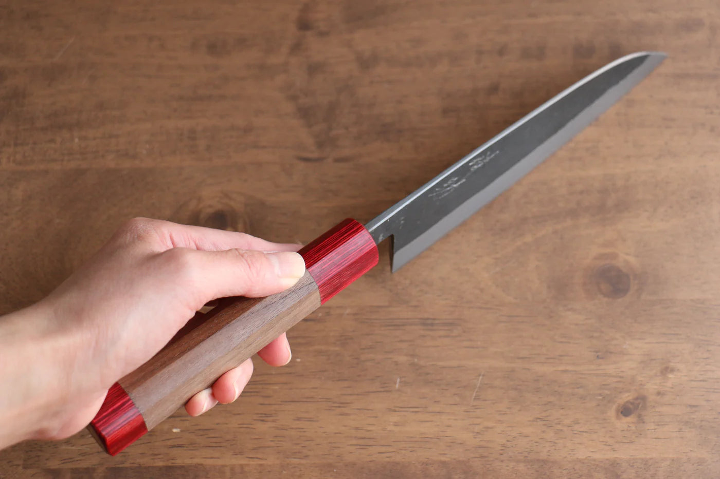 Seisuke Kurumi Blue Steel (บลูสตีล) Kurouchi มีด Santoku มีดทำครัวญี่ปุ่น 165mm ด้ามไม้วอลนัท(ประดับไม้ สีเเดง คู่)