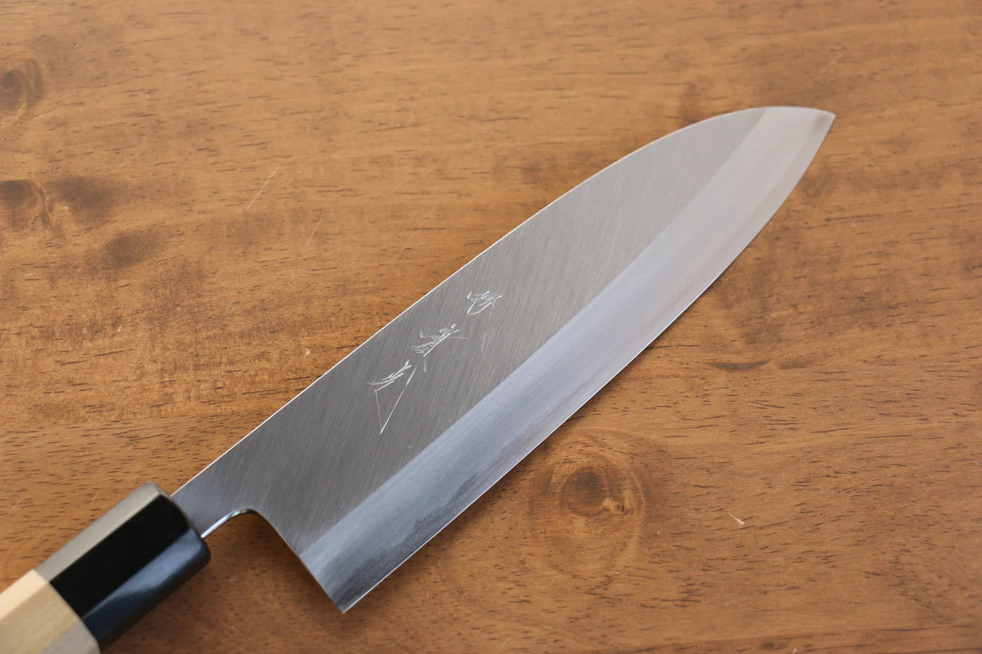 Jikko  White Steel (เหล็กกล้าขาว) No.2 มีด Santoku มีดทำครัวญี่ปุ่น 180mm ด้ามต้นเเมกโนเลีย