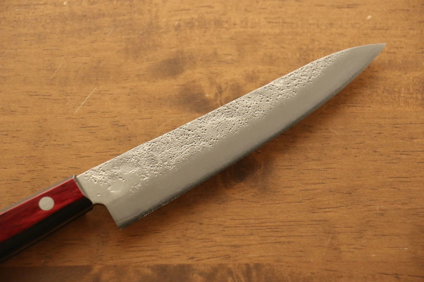 Seisuke Silver Steel No.3 (เหล็กเงิน No.3) ลายคล้ายผิวลูกสาลี่ มีดขนาดเล็ก  Petty มีดทำครัวญี่ปุ่น 135mm ด้ามไม้ Pakka wood สีแดง